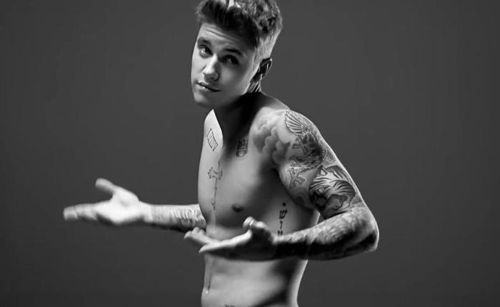 Shirtless Justin Bieber Looks So Hot While Threatening Tom Cruise In Bottle Cap Challenge