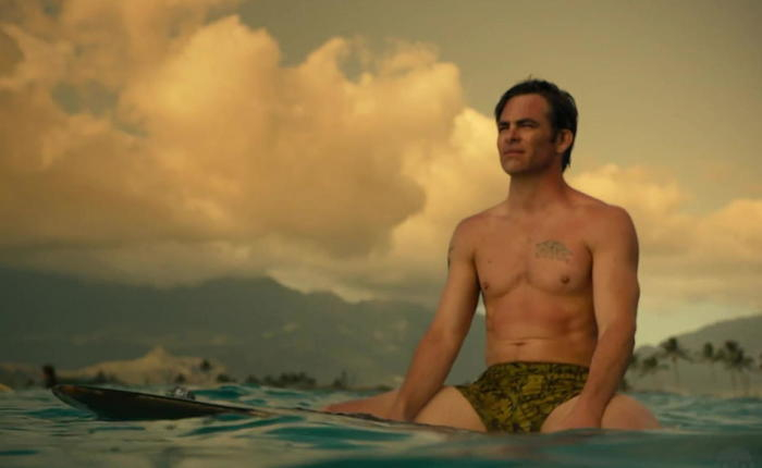 Chris Pine Shows Off His Sexy Thigh Meat in Short Shorts