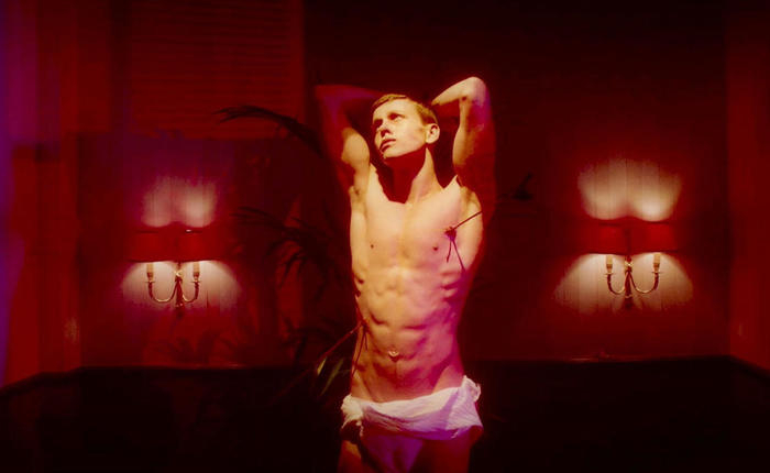 Harris Dickinson Offers His Thoughts on Movie Nudity 