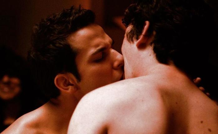 Skylar Astin Exposes Naturally Hairy Chest On Instagram!