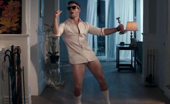 Nick Jonas Posts Pic In Just His Underwear And Sneakers!