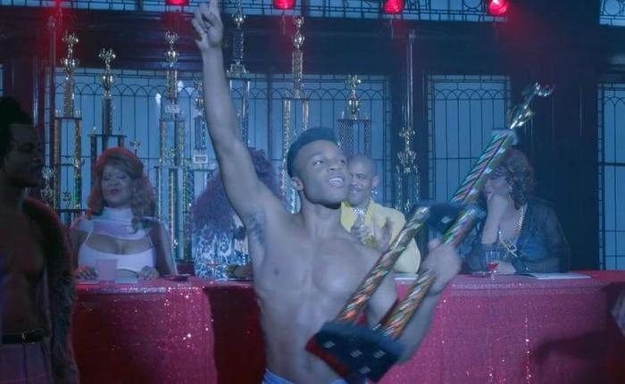 Dyllón Burnside Let His Pubes Slip Out While Wearing A Towel