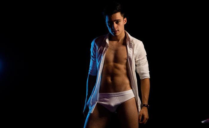 Devon Sawa and More Flirt4Free Guys With Ripped Physiques