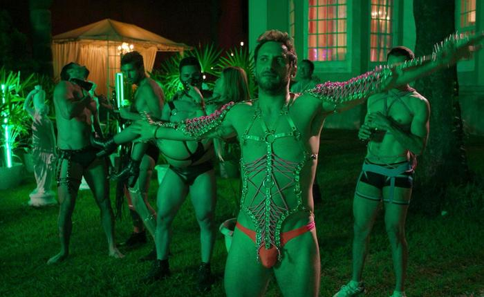 Now Streaming: Killing It, Russian Doll, Como Sobrevivir Soltero, Halo, and Swimming with Sharks 4.20.22