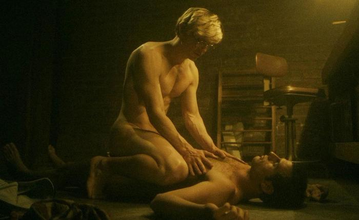 Evan Peters Naked And Gay In Monster: The Jeffrey Dahmer Story? We've Got The GIFs, Bich