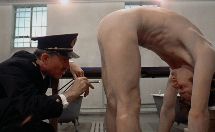 10 Butt-Naked Celebrity Strip Searches