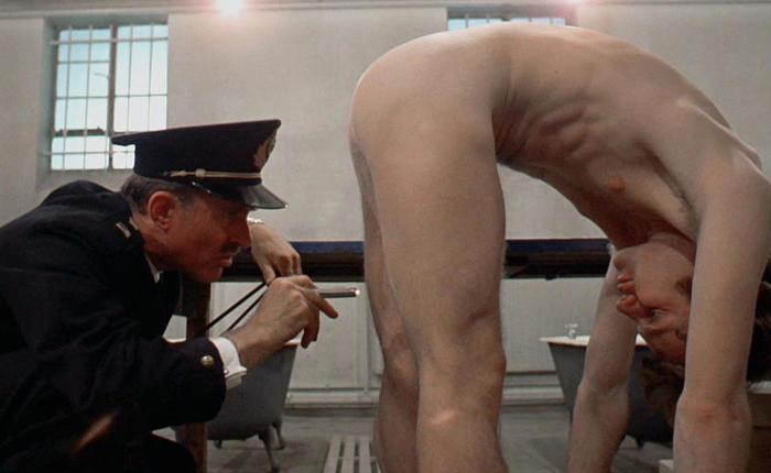 10 Butt-Naked Celebrity Strip Searches