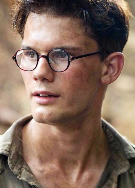Jeremy Irvine Nude Photos 30225