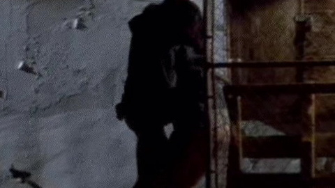 Peter Berg Nude as Mike Swale. Butt, Straight, alley, city. 90134