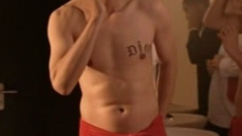 Bas Muijs in Voetbalvrouwen (2008) Sexy Shirtless 23363