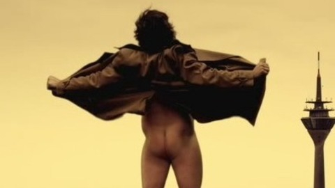 Sebastian Stroebel in Unter Frauen (2012) Butt 33153