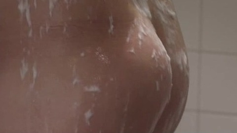 Sebastian Stroebel in Unter Frauen (2012) Bulge Shirtless 28731