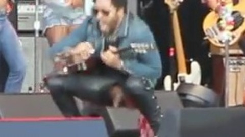 Lenny Kravitz Naked in American Woman (Live at Gröna Lund, Stockholm). Penis, Sexy. 40579