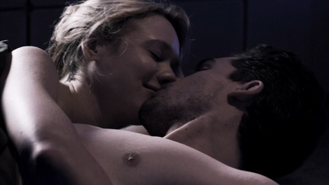 Steven Strait in The Expanse (2015-2021) Sexy Shirtless Straight In Bed Kissing 51252