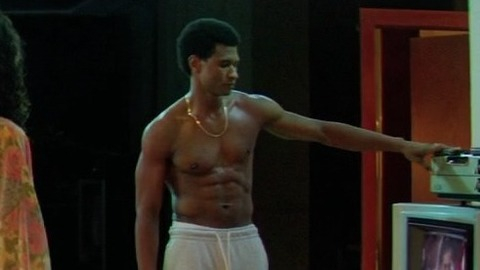 Usher Raymond in Hands of Stone (2016) Shirtless 61724