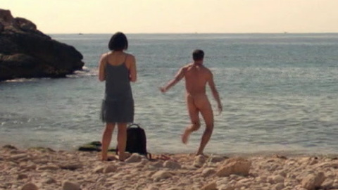Raúl Mérida Nude as Rayco. Butt, barefoot, beach. 90518