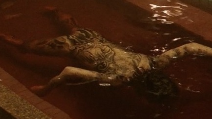 Nudes of Jo Seong-gang from The Drug King. Butt, bloody water, dead guy. 101400