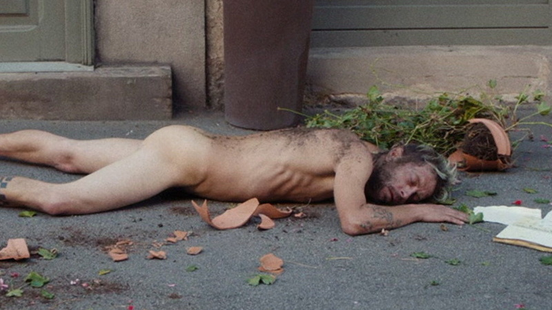 Vincent 'Vinsz' Coffigniez Naked as Le Nudiste dans la Ville. Butt, laying in street, nude. 127071