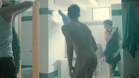 Roque Ruíz Nude as Roi. Butt, group nudity, locker room. 145376
