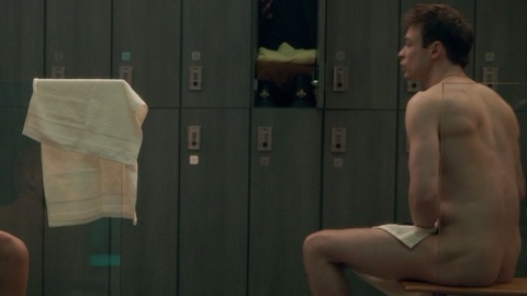 Thomas Doherty Nude as Max Wolfe. Butt, covered by towel, locker room. 158462