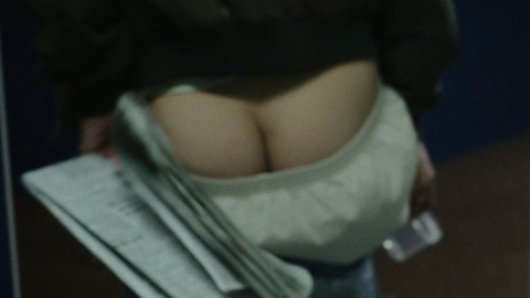 Minne Koole Naked as Frank Stigter. Butt, newspaper, out of focus. 173199