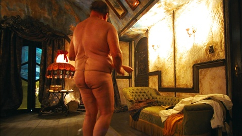 Raphaël Thiéry Naked in Poor Things. Butt, Shirtless, Straight, barefoot, brown hair. 189325