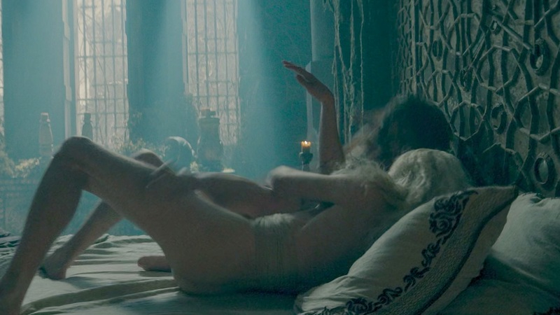 Ewan Mitchell Naked in House of the Dragon. Butt, barefoot, feet. 202465
