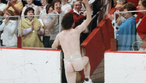 Crowd Cheering Nudity! Fetish Balls Barefoot 1077