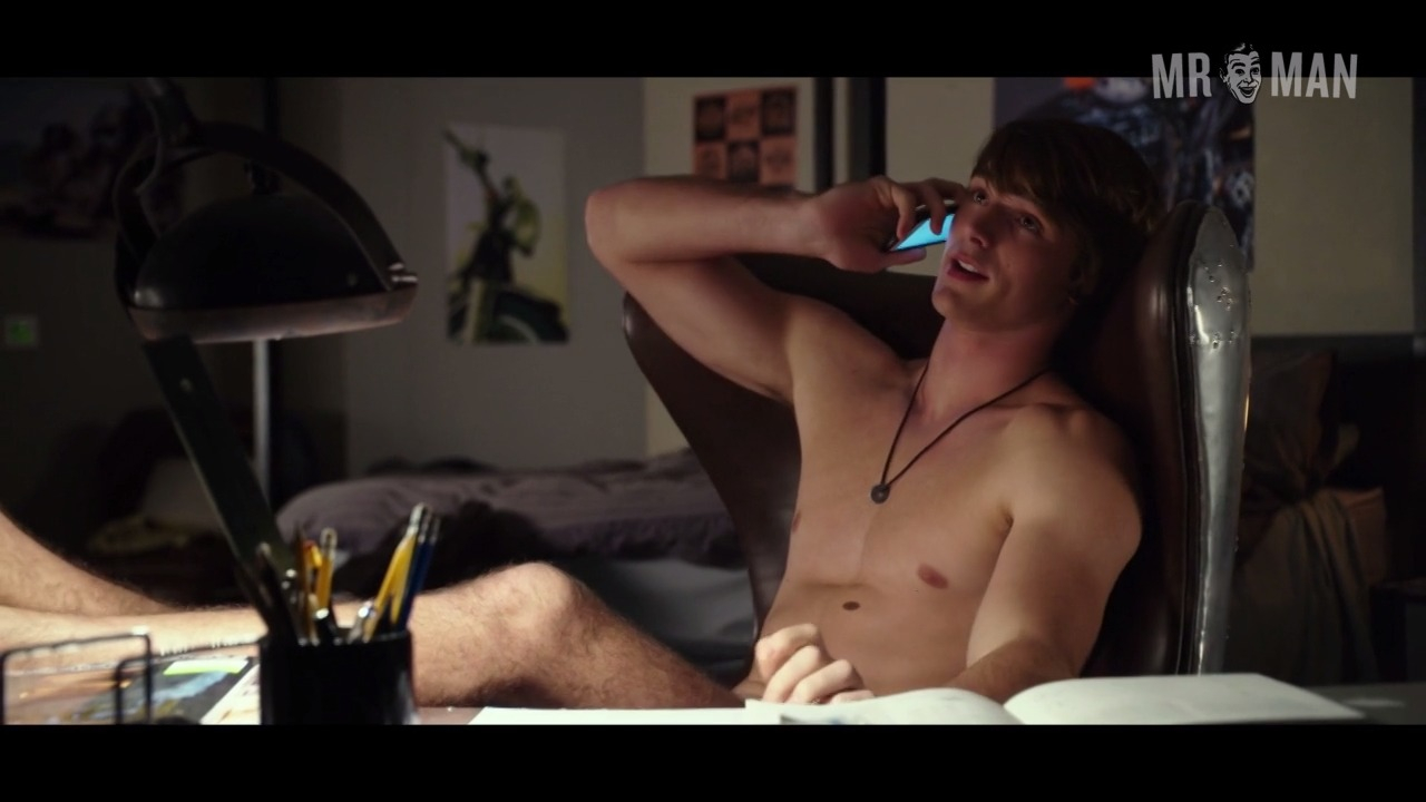 Sexiest Scenes of Noah Flynn from The Kissing Booth. Shirtless, bathing suit. 24425