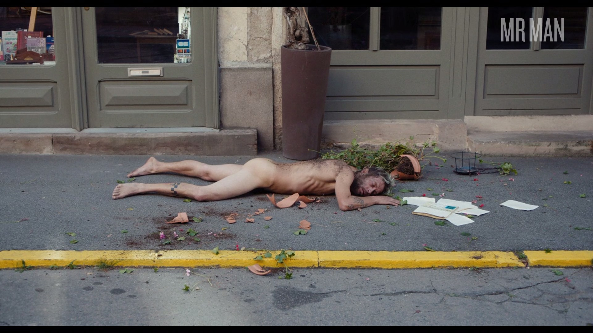 Nudes of Le Nudiste dans la Ville from The Bare Necessity. Butt, Shirtless. 46980