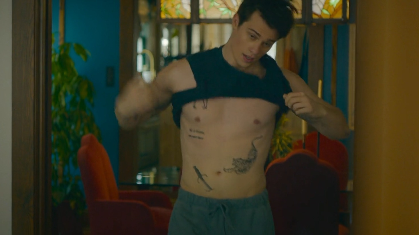 Sexiest Scenes of Hayes Campbell from The Idea of You. Shirtless, straight. 78935