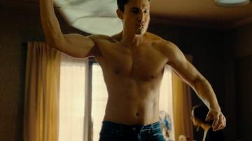 Álex González in Suspicious Minds (2025) Shirtless Bulge Sexy 81973