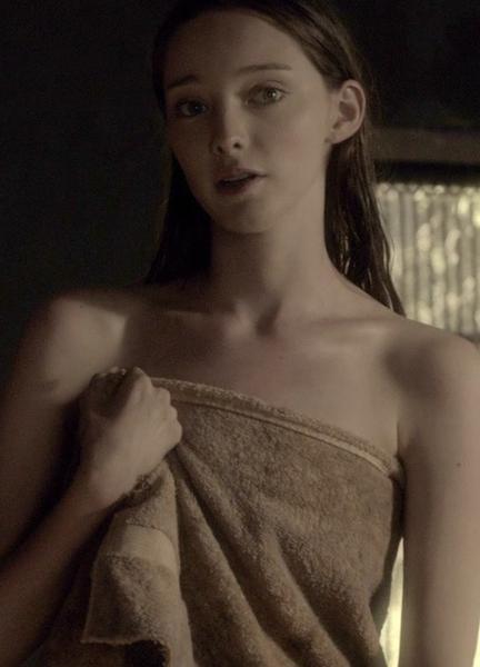 Sexiest Emma Dumont Scenes 227019