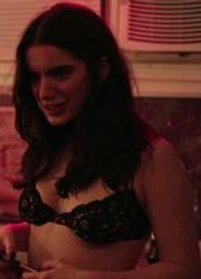 Dylan Gelula Bikini Lesbian 219504