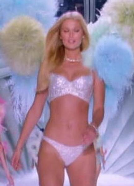 Toni Garrn Hot Scenes 219906