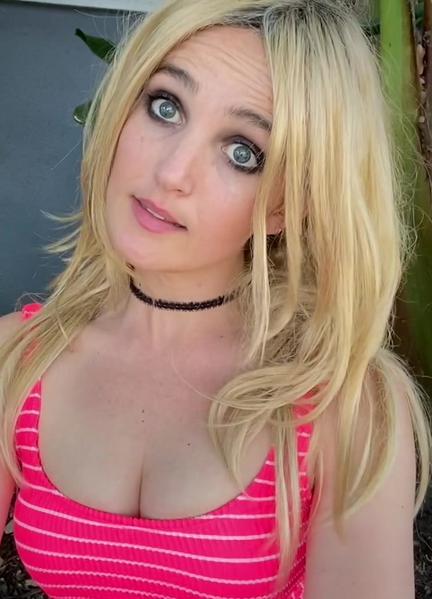 Sexy Chloe Fineman 280940