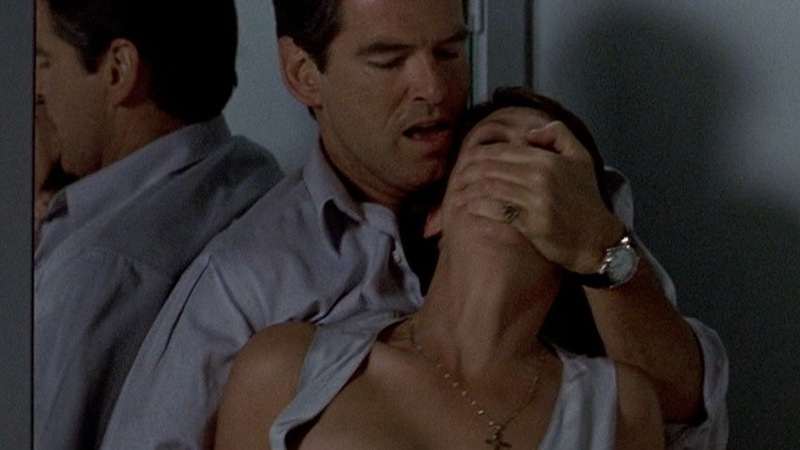Jamie Lee Curtis Naked as Louisa Pendel. Breasts, cleavage, hand on breast. 729879