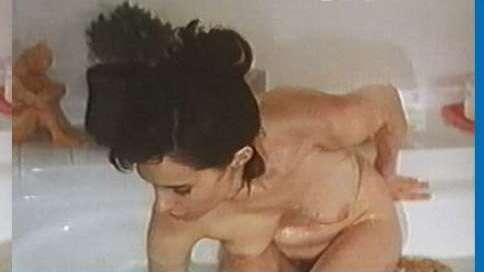 Nudes of Elsa from À la folie. Breasts, Bush, bathtub, black hair. 550050