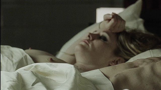 Jennifer Jason Leigh Nude in The Machinist. Breasts, blonde, couple. 671944