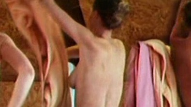 Nudes of Sarah from Le paradis absolument. Breasts, back exposed, brunette. 623958