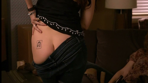 Mary-Louise Parker in Weeds (2005-2012) Butt Butt Buttcrack 700976