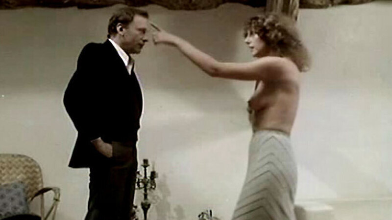 Sarah from Le voyage de noces Naked. Breasts, brunette, fully clothed man. 626057