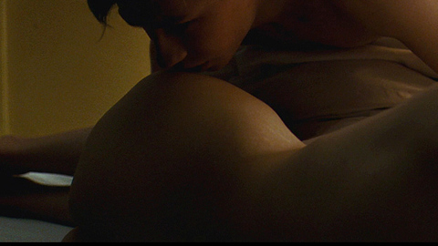 Kate Winslet Naked as Hanna Schmitz. Butt, in bed, lying on side. 672663