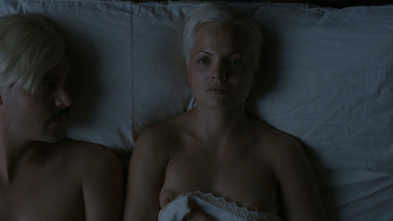 Mena Suvari Nude as Catherine Bourne. Breasts, blonde hair, face up. 810128