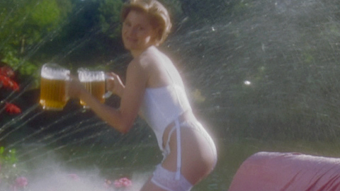 Julie Bowen in Happy Gilmore (1996) Sexy Outdoors Pitcher Of Beer 697546