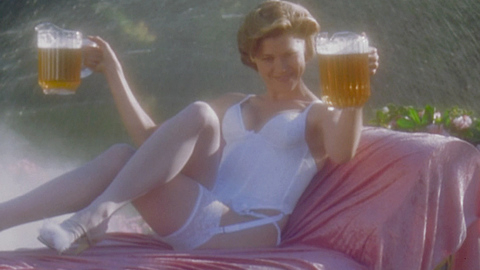 Julie Bowen in Happy Gilmore (1996) Sexy Outdoors Pitcher Of Beer 697549