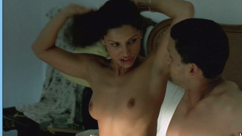 Nudes of Angela from Pas si grave. Breasts, black hair, couple. 561162