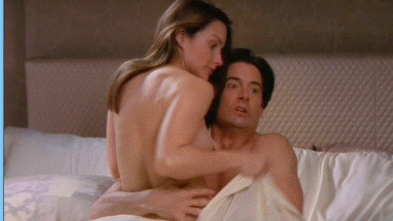 Kristin Davis Nude in Sex and the City. Breasts, back exposed, bed. 653524