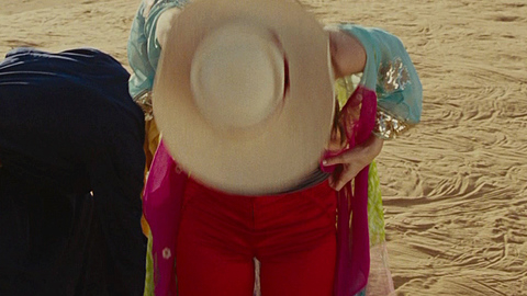 Kristin Davis in Sex and the City 2 (2010) Sexy Camel Toe Desert 690082