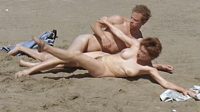 Nudes of Alice Bradley from La turbulence des fluides. Breasts, Bush, beach, brunette. 584550